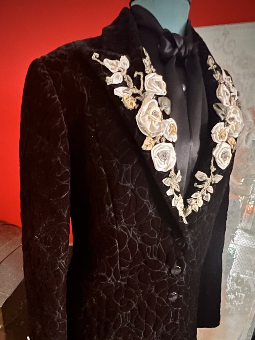 White House Black Market Black Velvet Floral Ribbon Embroidered Coat M - Picture 4 of 16